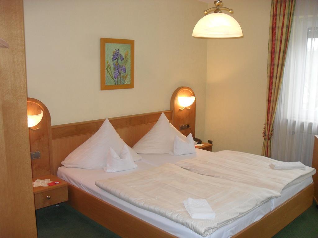 Hotel Reichsschenke Zum Ritter Gotz "Garni" เคิร์ฟ ภายนอก รูปภาพ