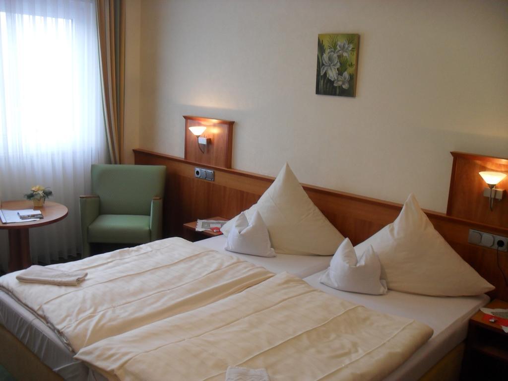 Hotel Reichsschenke Zum Ritter Gotz "Garni" เคิร์ฟ ห้อง รูปภาพ