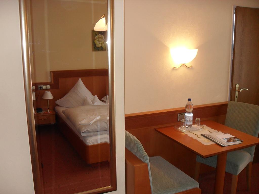 Hotel Reichsschenke Zum Ritter Gotz "Garni" เคิร์ฟ ห้อง รูปภาพ