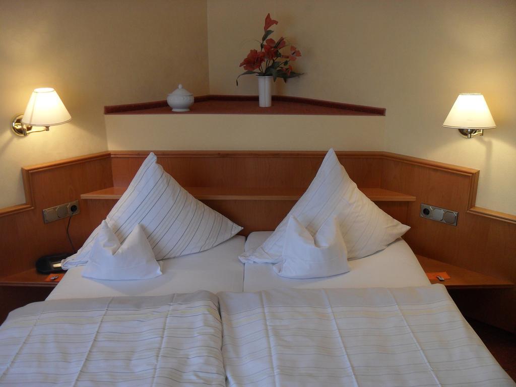 Hotel Reichsschenke Zum Ritter Gotz "Garni" เคิร์ฟ ห้อง รูปภาพ